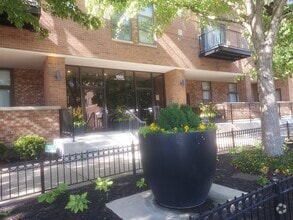 Building Photo - 1000 E 53rd St