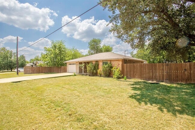 Building Photo - 2701 Peach Tree Ln