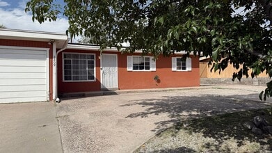 Building Photo - 2209 Magnolia Dr