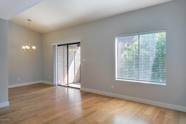 Building Photo - 3102 E Clarendon Ave