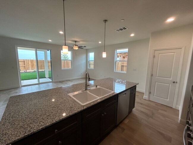 Building Photo - Northwest Visalia! Don't miss this beauty! Spacious and open 4 bedroom 2 bath!