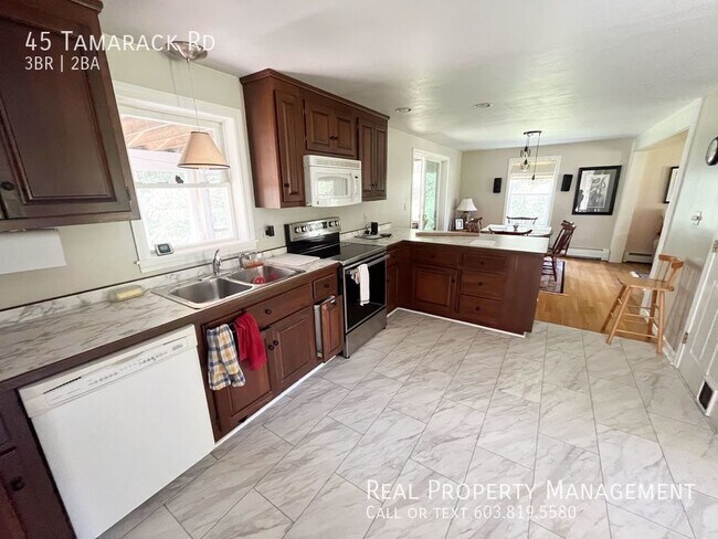 Foto del edificio - Cozy 3-Bedroom Cottage with Expansive Yard...