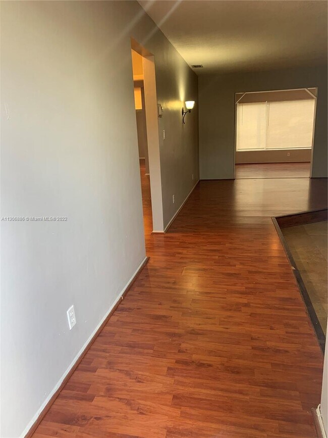 Foto del edificio - 5301 SW 7th St