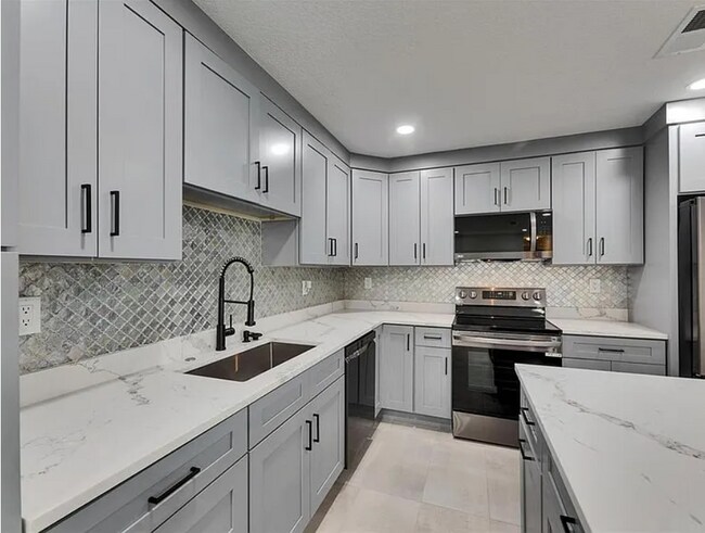 Building Photo - Apollo Beach Condo