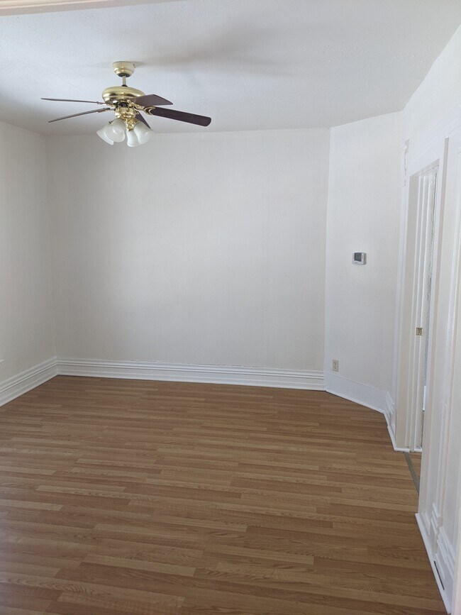 Sala de estar 1 - 224 N Palm St