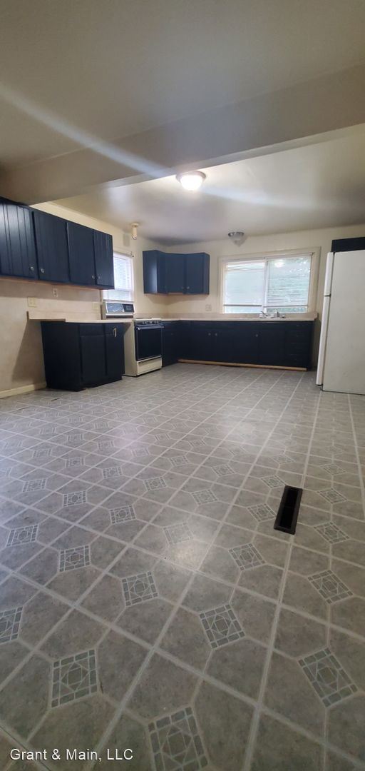 Building Photo - 3 br, 1.5 bath House - 14731 Agnes