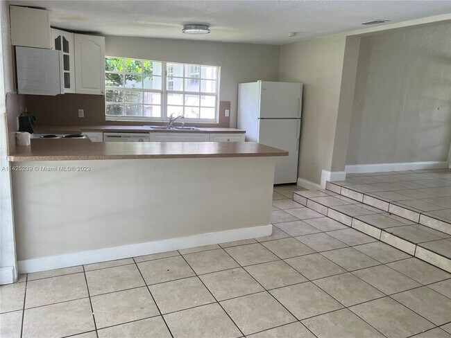 Building Photo - 5925 SW 87th Ave