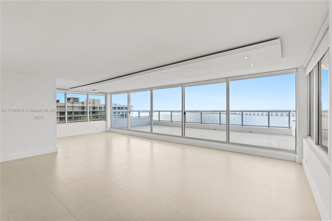Building Photo - 1541 Brickell Ave
