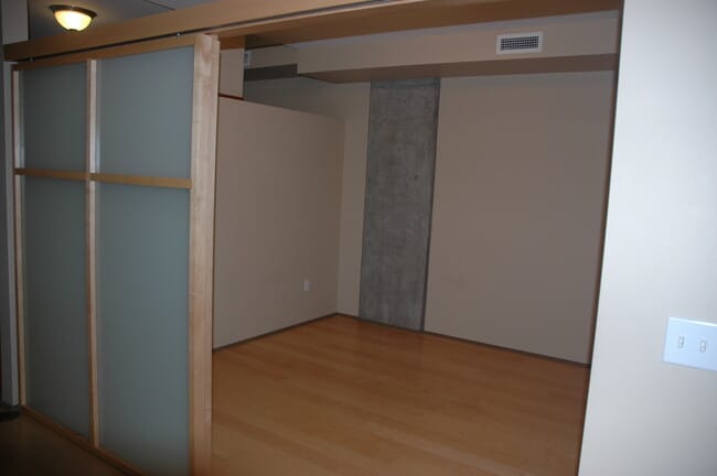 Building Photo - 1221 SW 10th Ave
