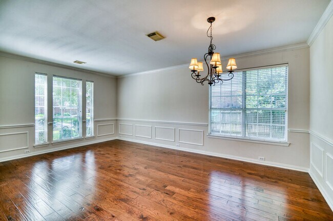 Foto del edificio - COMING SOON! 4 BEDROOM HOME LOCATED IN FLO...