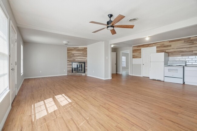 Building Photo - 2034 Collins Ave