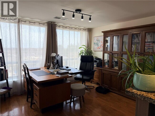 Photo du bâtiment - 405 Erb St. W