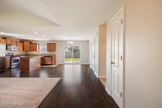 Building Photo - 753 Radiant Dr