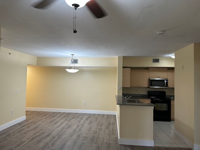 Foto del edificio - 2 Bedroom Condo in Aventine - Miramar