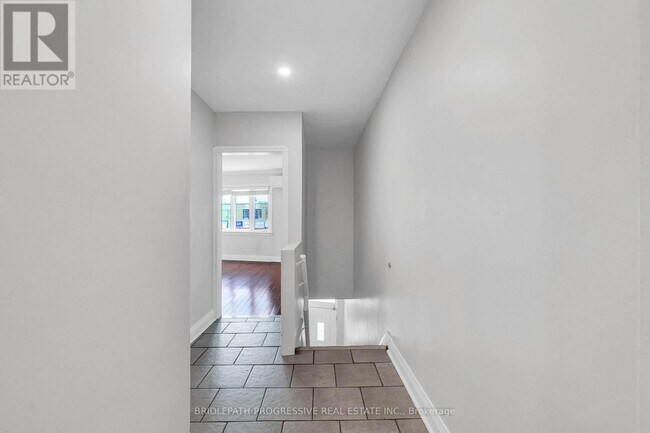 Building Photo - 1898 Avenue Rd