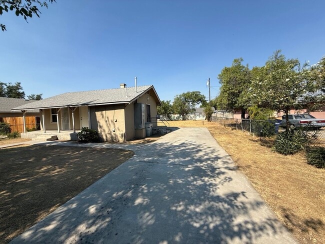 Foto del edificio - Available Soon!