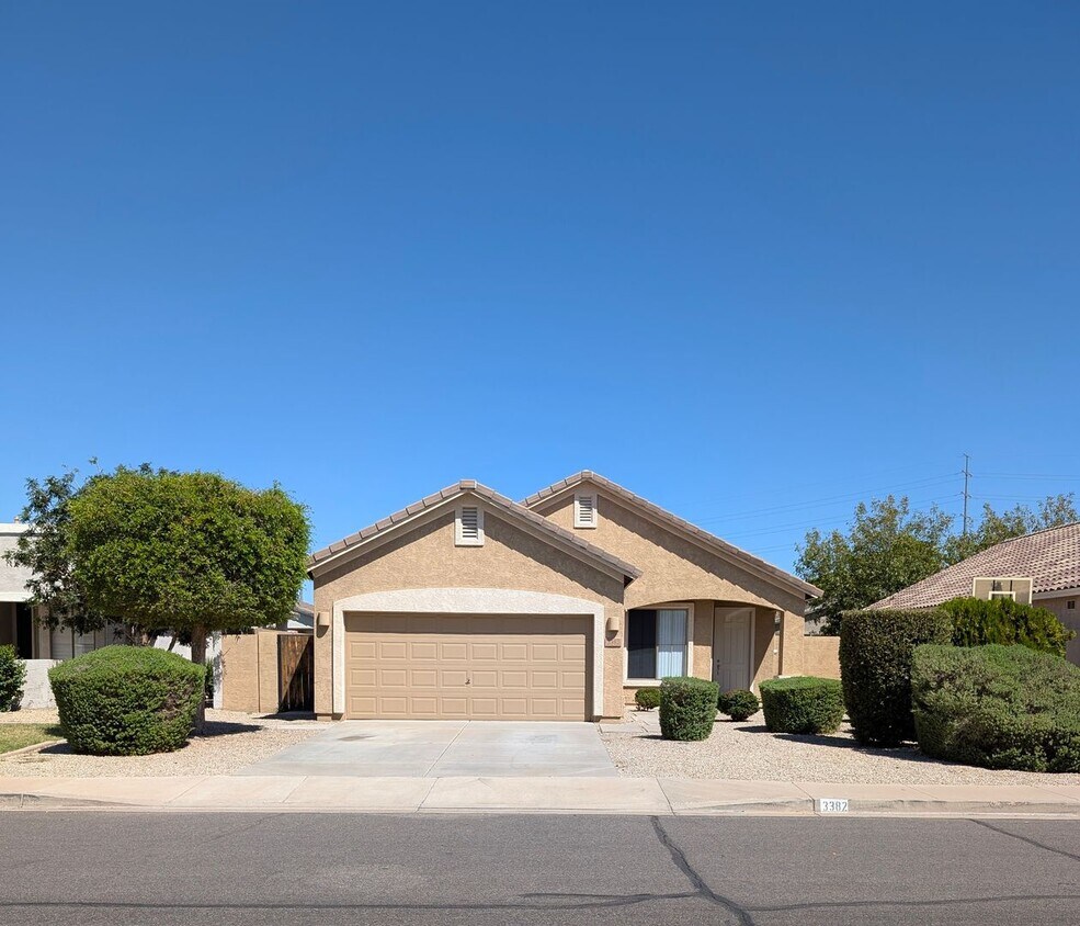 Foto principal - REMODELED - LIKE NEW - IN CHAPARRAL ESTATE...