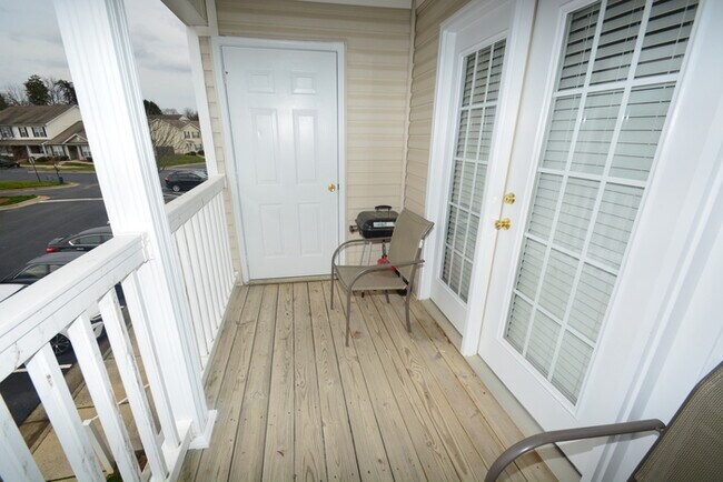 Building Photo - 2 Bedroom 2 Bath Second Floor Condo