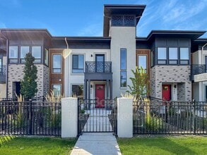 Building Photo - 450 E Presidio Ln