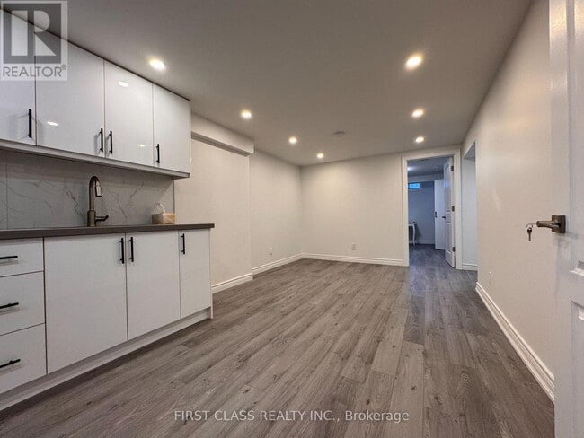 Building Photo - 2793 Lindholm Crescent