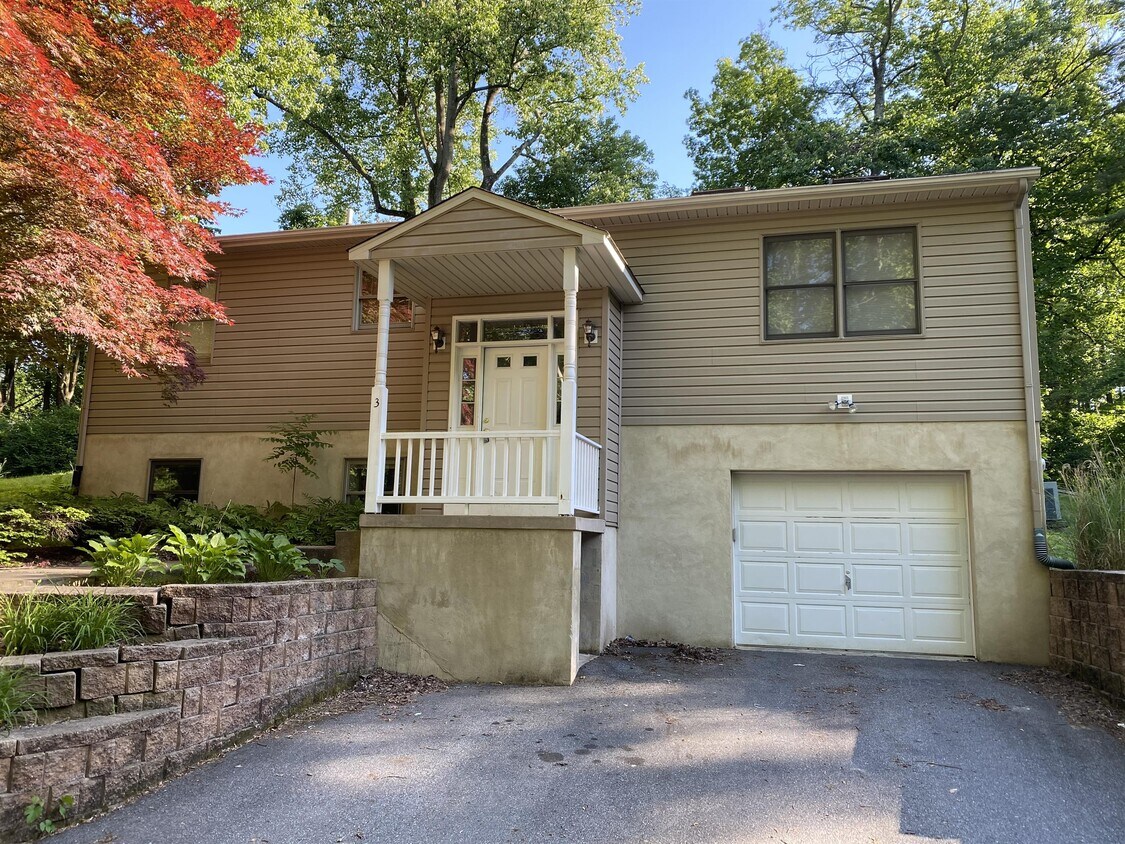 Primary Photo - 3 White Clay Dr