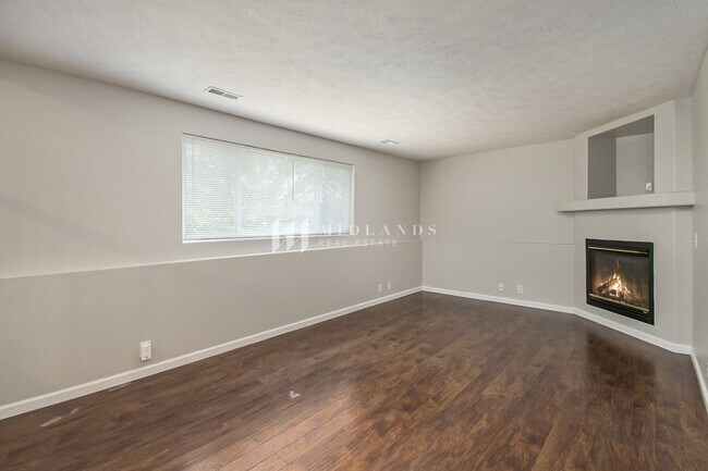 Building Photo - Multi-Level Elkhorn Home