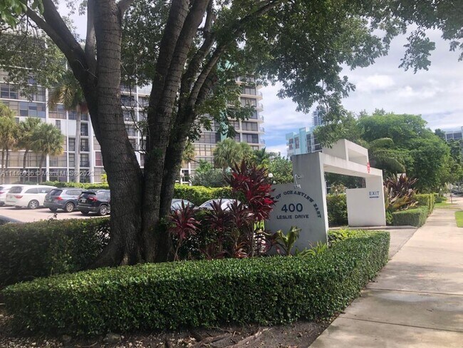 Foto del edificio - 400 Leslie Dr
