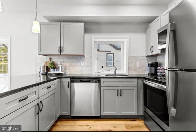 Building Photo - 215 E Linden St