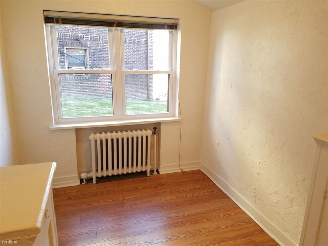 Foto del edificio - 1 br, 1 bath Apartment - 5700 Munhall Road #3