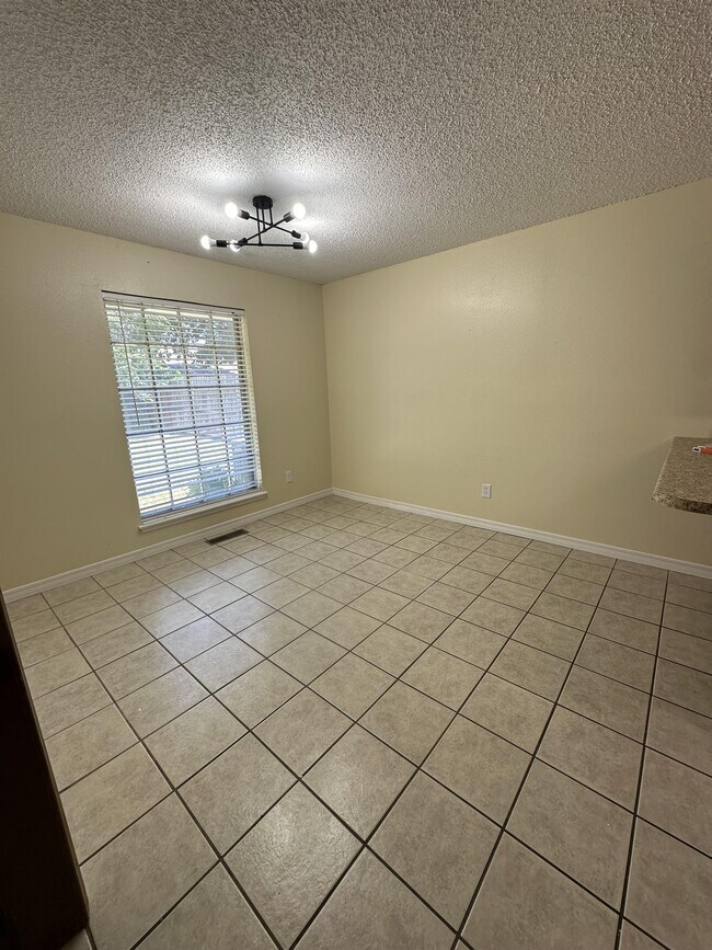 Building Photo - 1321 Alviola Ave