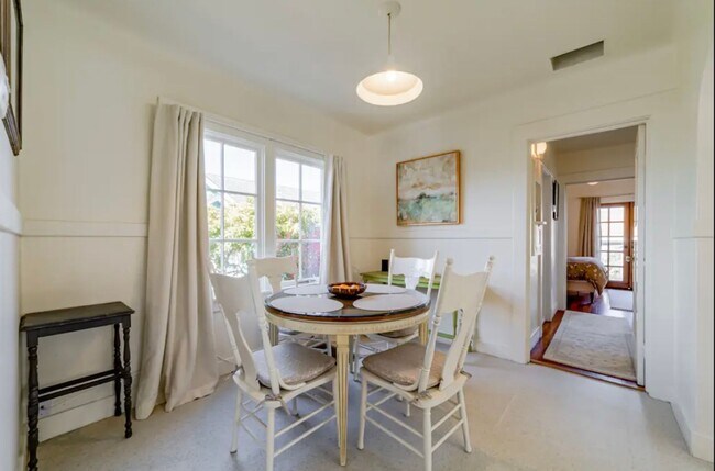 Building Photo - Furnished Eureka 2 bed, 1 bath Craftsman C...