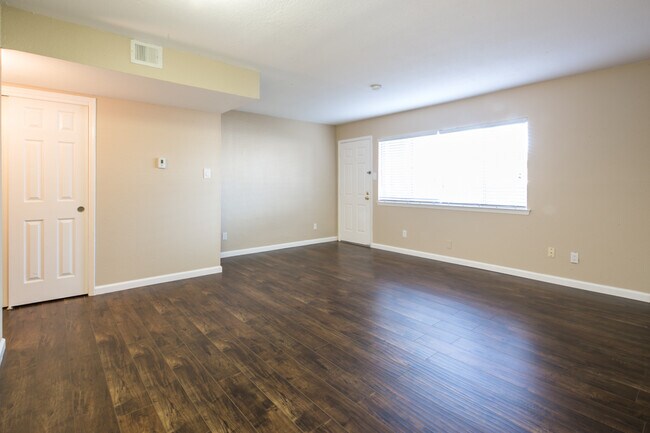 Foto del edificio - Absolutely darling, fully remodeled, single story, updated condo in a NE Heights gated community!