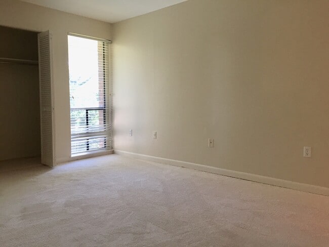 Building Photo - An Efficiency Apartment on the Third Floor of the Americana Finnmark in Silver Spring RIGHT NEXT ...