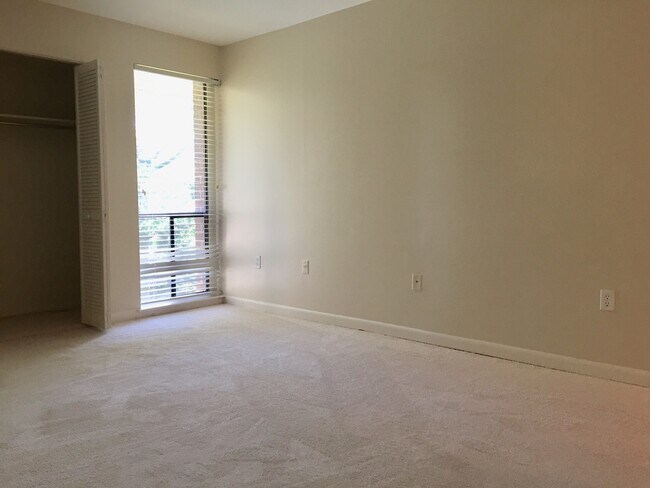 Foto del edificio - An Efficiency Apartment on the Third Floor...