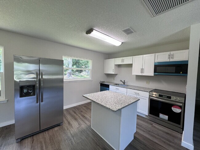 Building Photo - Charming Renovated Home Just Outside the City