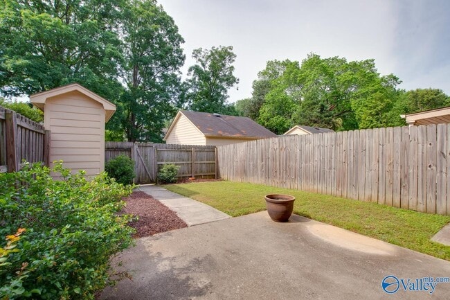 Building Photo - 1008 Heatherwood Dr SE