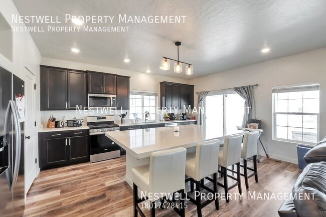 Building Photo - $500 OFF 1ST MONTH'S RENT - Amazing 5-bed ...