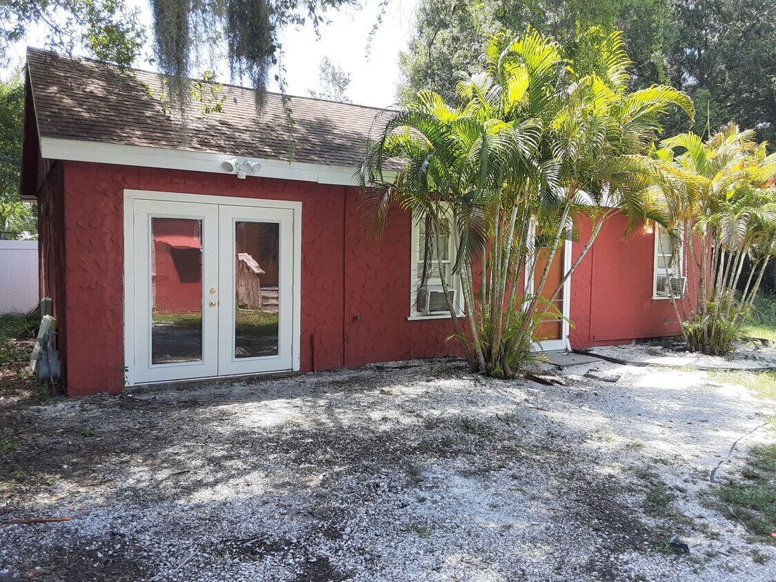 Foto principal - Just leased-Annual unfurnished 2/1 SFH wit...