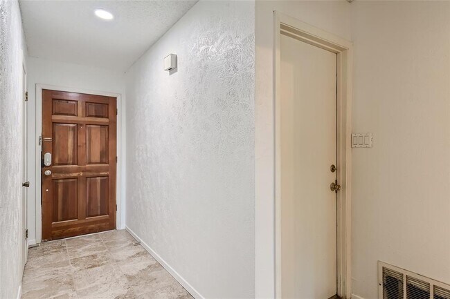 Foto del edificio - 7304 Loganberry Dr