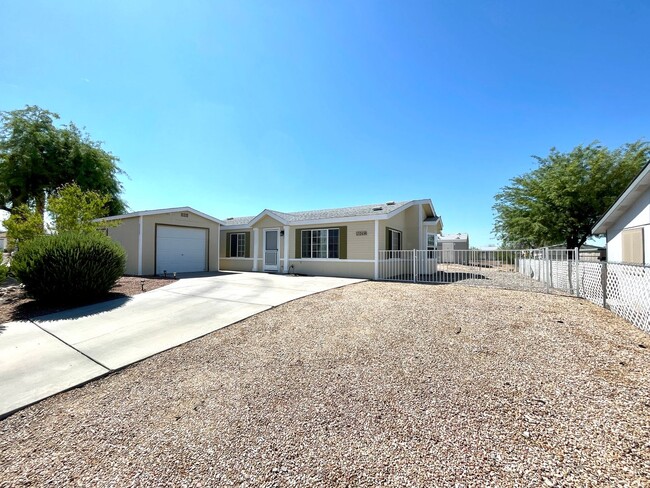 Building Photo - Great 2 Bedroom 2 Bath Home in Sunrise Vis...