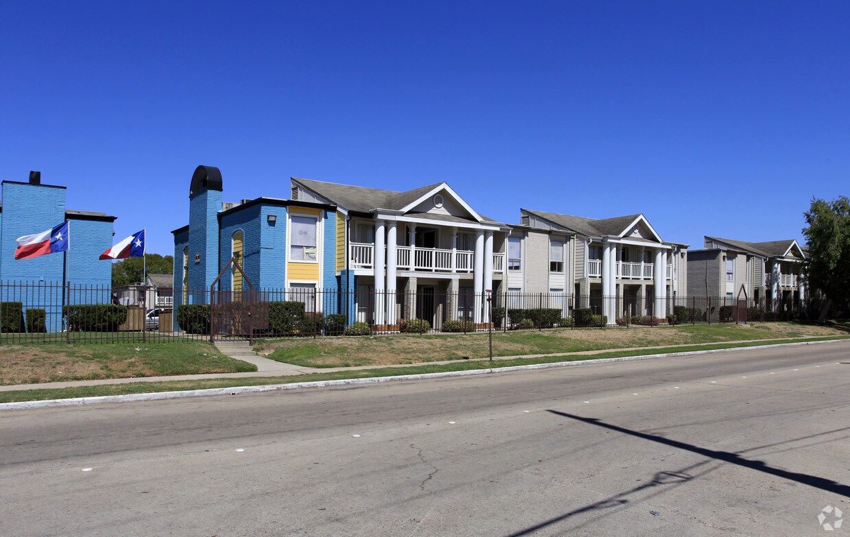 Primary Photo - St James Place Apartments