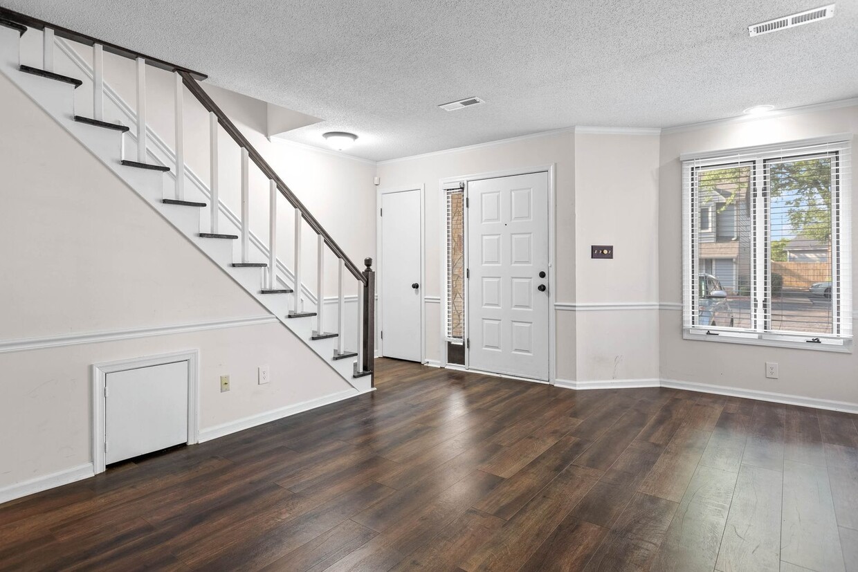 Foto principal - Convenient 2-Bedroom Townhome Near Forsyth...