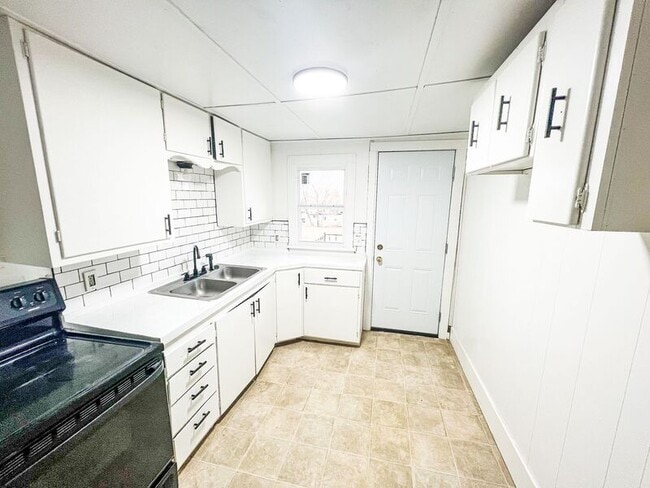 Building Photo - 120 E Maple St