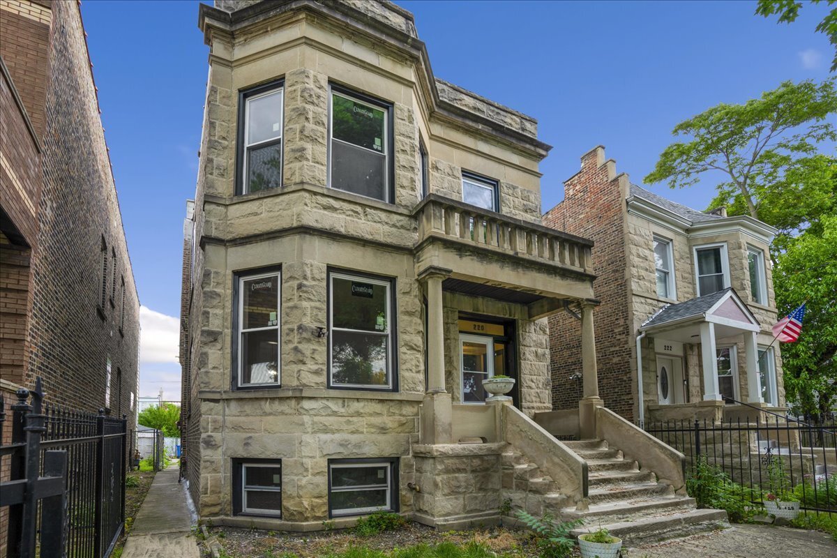 Primary Photo - 220 N Lamon Ave
