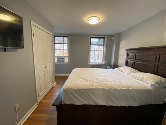 Building Photo - 302 S Juniper St