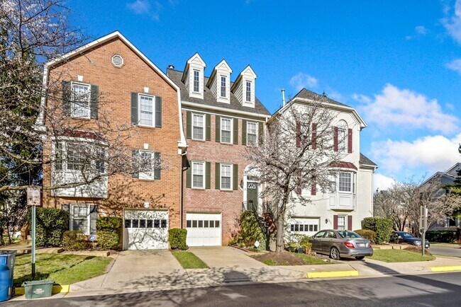 Foto del edificio - 8015 Merry Oaks Ln