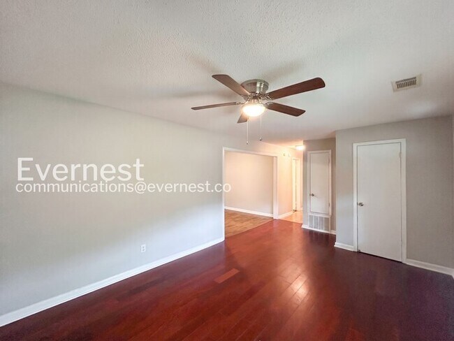 Foto del edificio - 5884 Caroline Dr