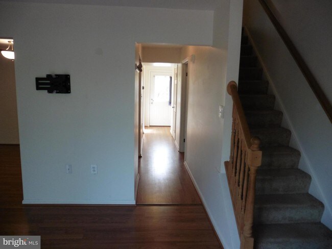 Building Photo - 163 Meadows Ln NE