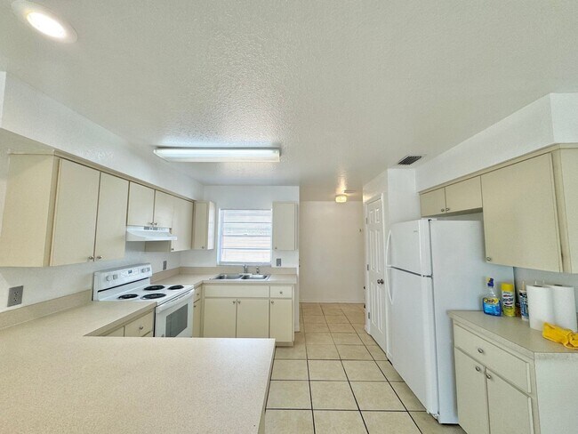 Building Photo - 2542 Elm Ave