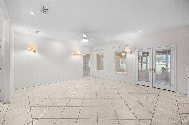 Building Photo - 24 Clubhouse Dr